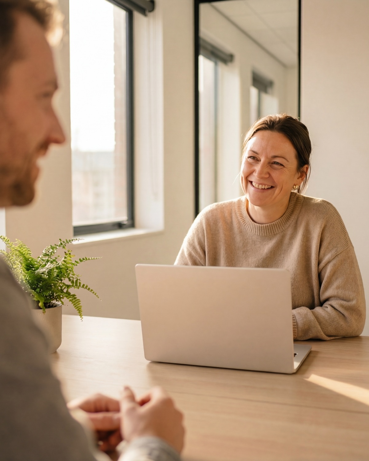 Coaching SEO — un expert Hello Référencement accompagne un client sur son ordinateur
